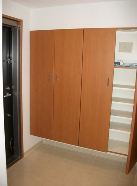 Entrance. Indoor (11 May 2013) Shooting