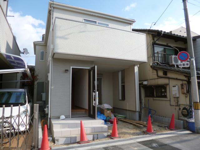 Local photos, including front road. Local (12 May 2013) shooting Building 3