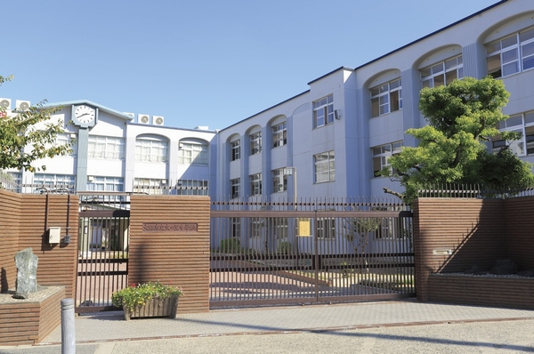 A new school building was completed in conjunction with the 2008 60th anniversary, Municipal Fuminosato junior high school (a 5-minute walk ・ About 370m)