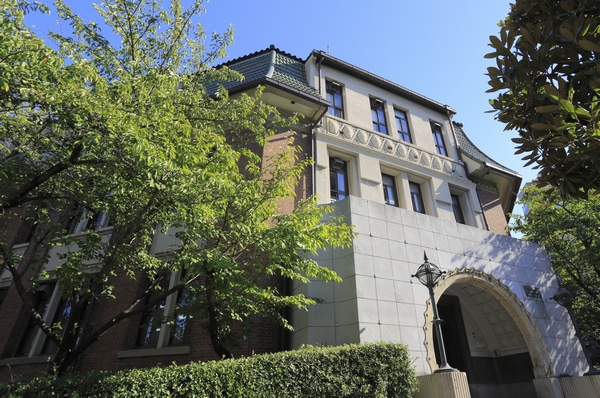Municipal crafts high school, which celebrated its 90th anniversary of its founding in 2013. Is a beautiful building that has been designed the craft school of Germany as a model, It has been specified in the Osaka City designated tangible cultural property (a 4-minute walk ・ About 260m)