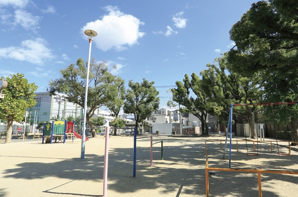 Sanming the town park (a 1-minute walk ・ About 10m). Because it is just west of the local, It is likely to go to play just a child