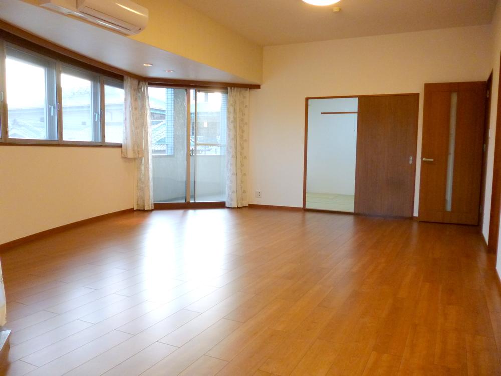 Living. It finished in bright color of the interior!