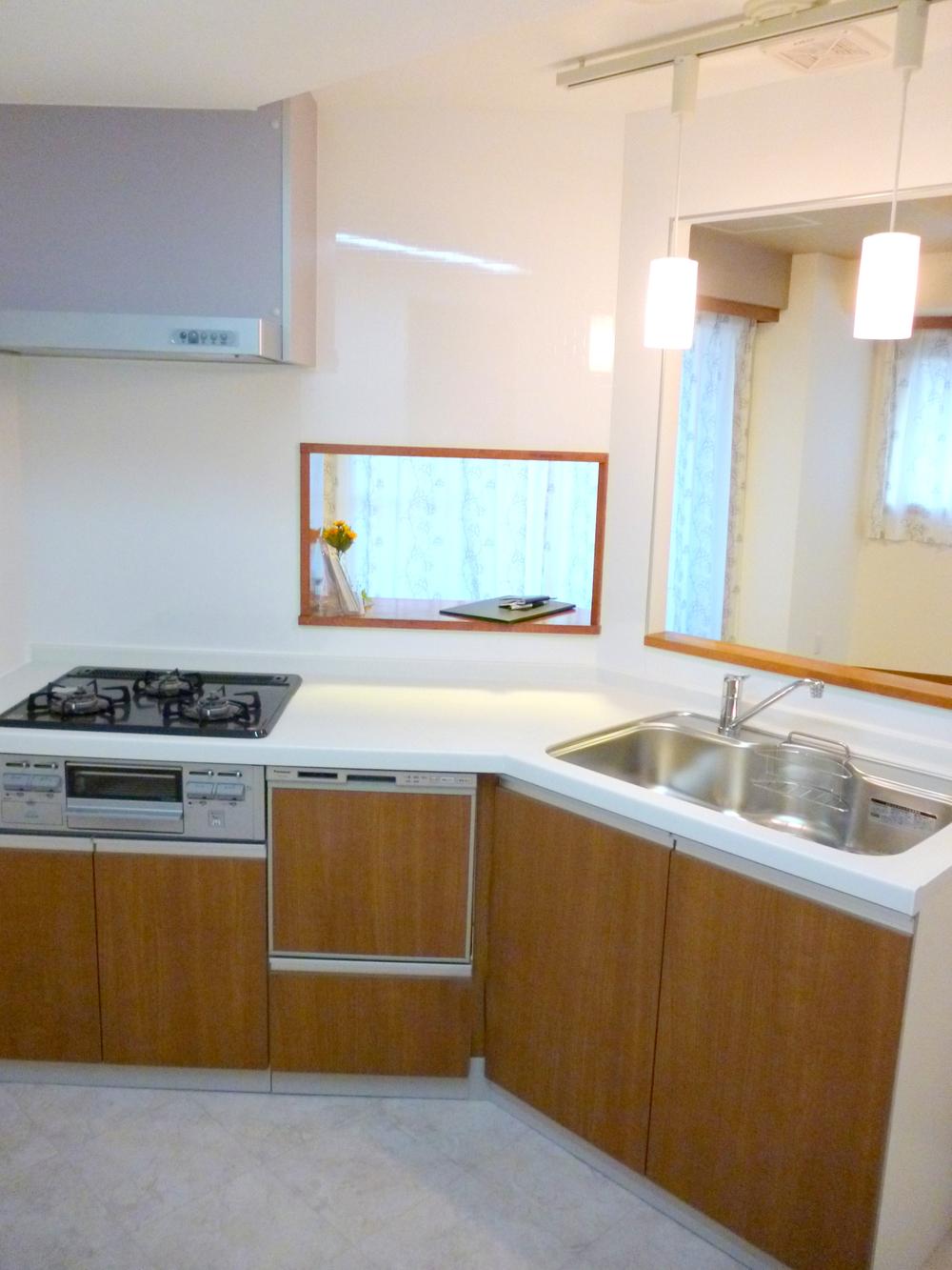 Kitchen. Counter kitchen dishwasher!