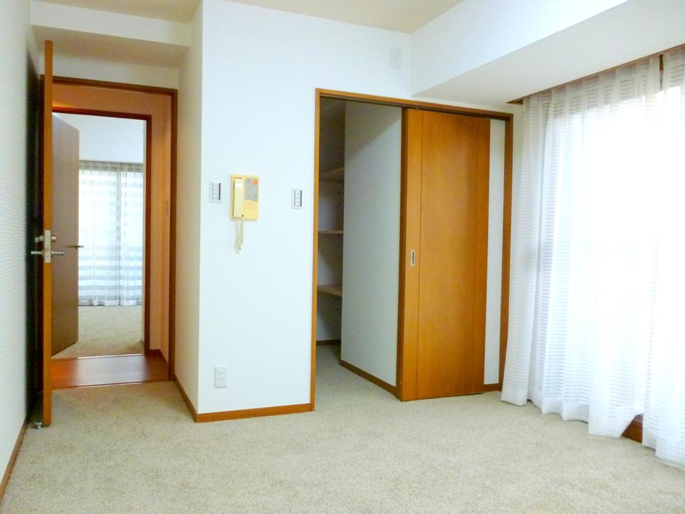 Non-living room. Walk-in closet is equipped with rooms!