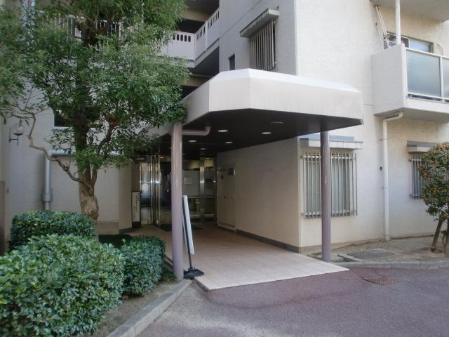 Entrance.  ■ Management is also the apartment have a firm