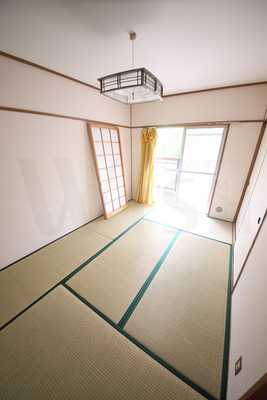 Living and room. It is a pleasant sunny Japanese-style. 