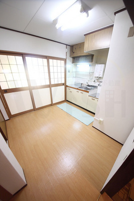 Living and room. It is wide enough even if also put a refrigerator and cooking utensils dining. 