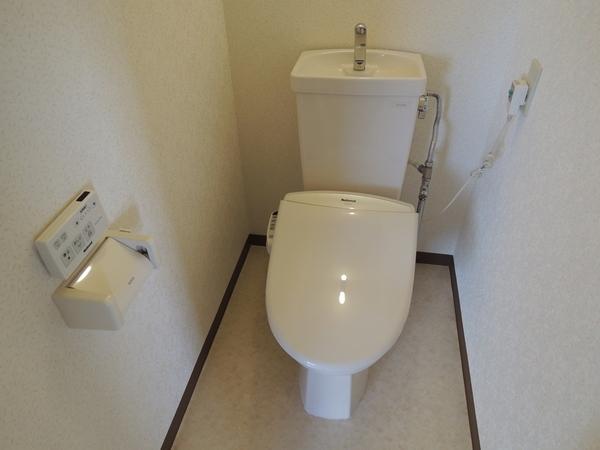 Toilet. Bidet with toilet.