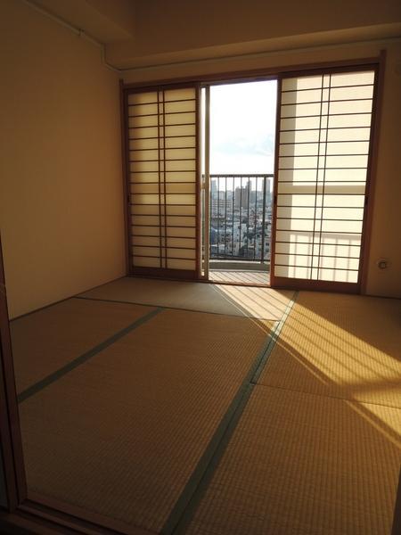 Non-living room. Japanese-style room 5.5 quires. Warm in winter in the west.