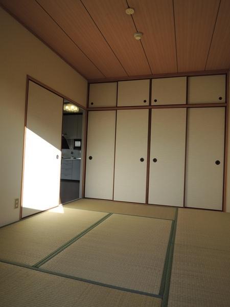 Non-living room. Japanese-style room 6 quires. Here also bright.