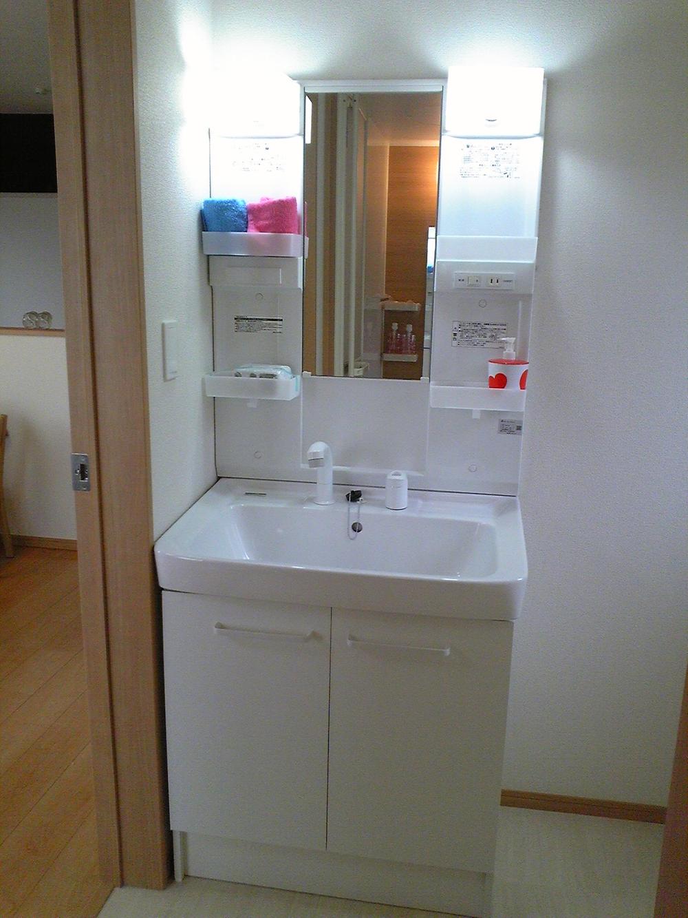 Wash basin, toilet. Shampoo Dresser