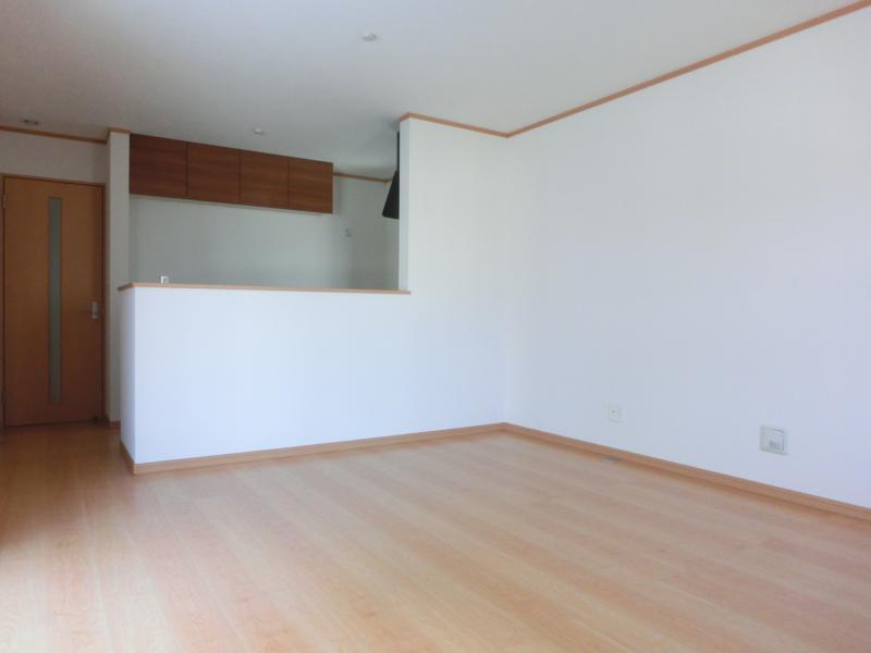 Living. Bright south lighting LDK