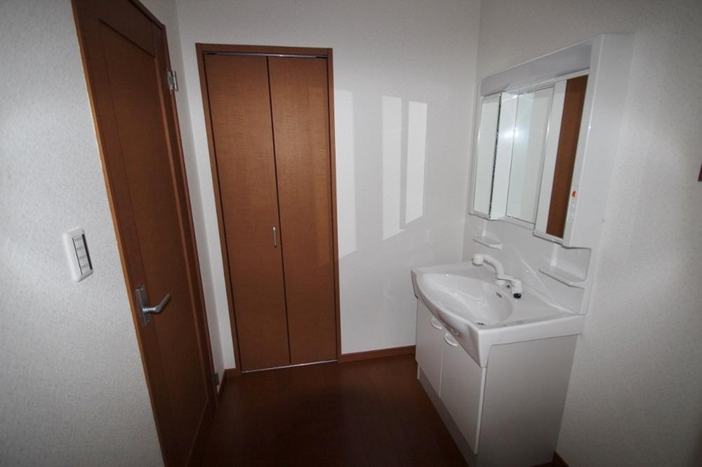 Wash basin, toilet. Plenty of basin storage.