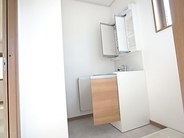 Wash basin, toilet. Wash basin