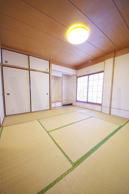 Living and room. It is comfortable widely 8 quires of Japanese-style room