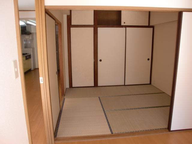 Non-living room.  ■ Tatami we also Omotegae