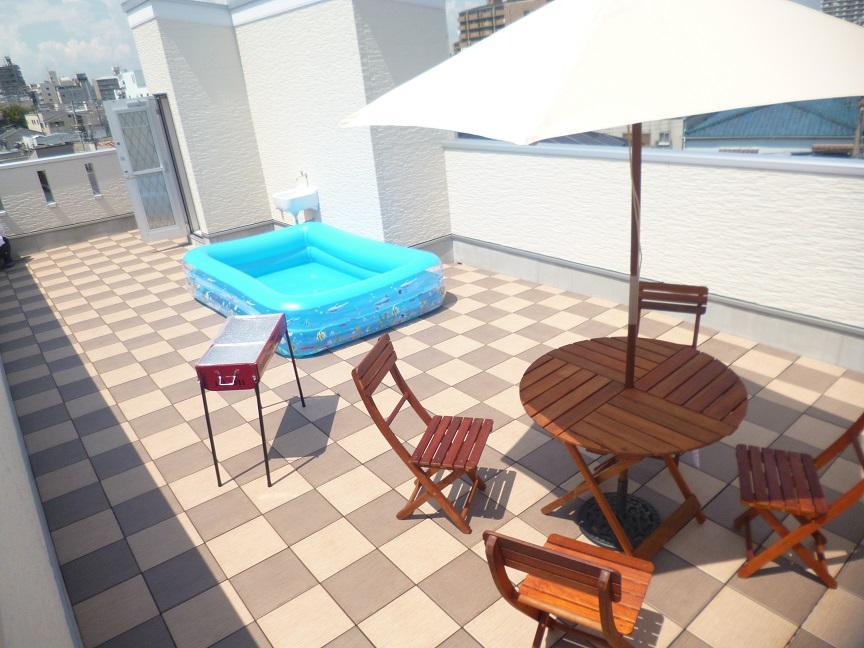 Balcony. Or enjoy a barbecue weekend at the rooftop, Or become a children's playground, Such as fireworks can be seen in the whole family in the summer, It will be the exchange of place. (Same specifications photo)