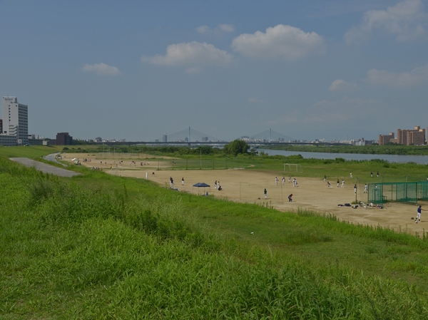 Yodogawa river park (7 minute walk, approximately 530m) to enjoy the sports facilities have been multiple installation
