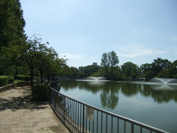 Johoku Park (a 12-minute walk, approximately 960m) around a large pond is perfect for walking