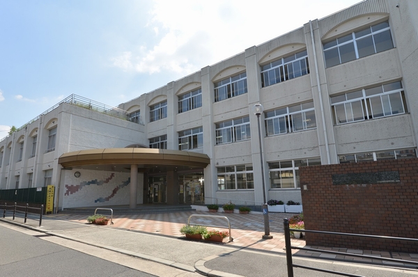 You can commute without out to City Omiya elementary school (3 minutes, about 240m walk) boulevard
