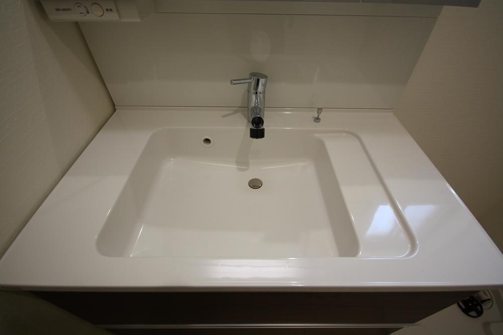 Wash basin, toilet. Wide span washbasin