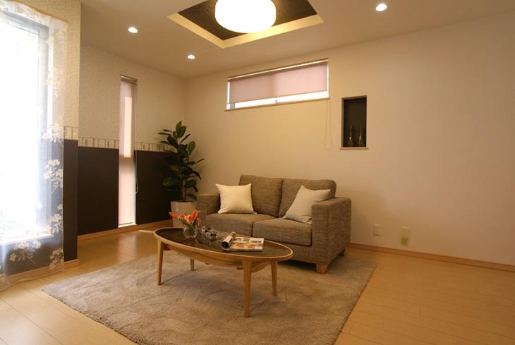 Same specifications photos (living). Natural wall of the deep brown flooring is in a calm living! C No. locations (local model house)