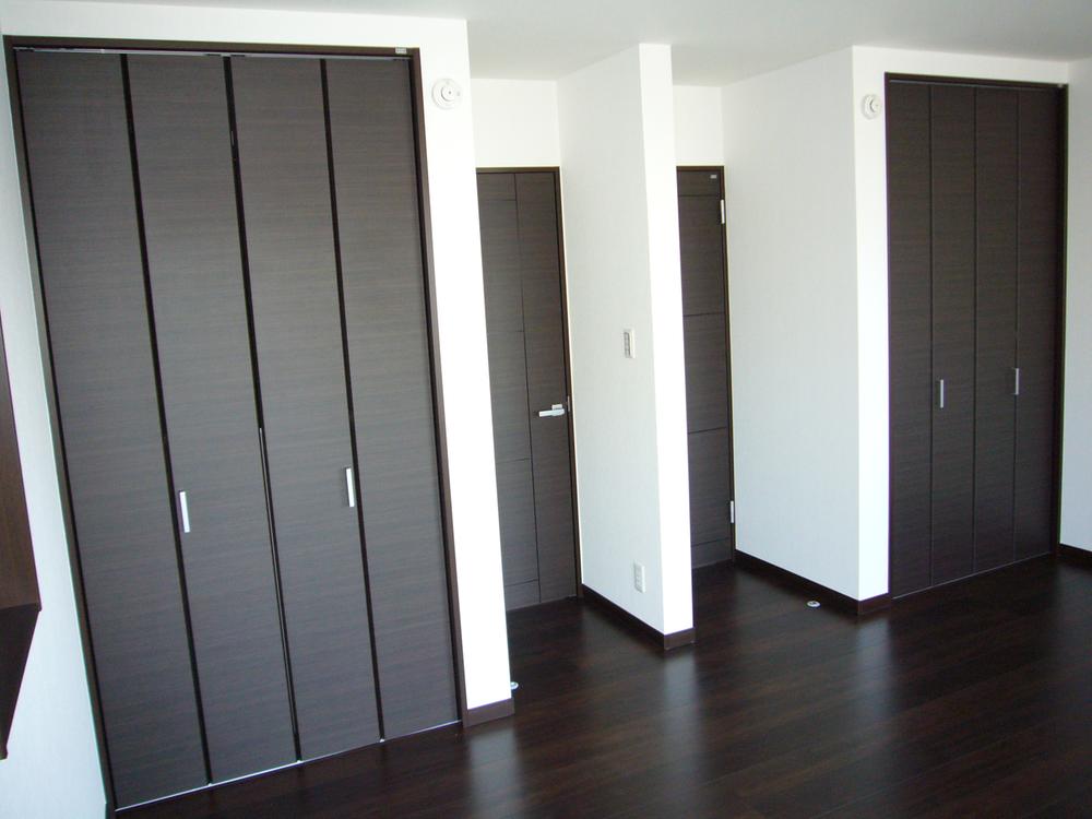 Non-living room. Same specifications is a picture.