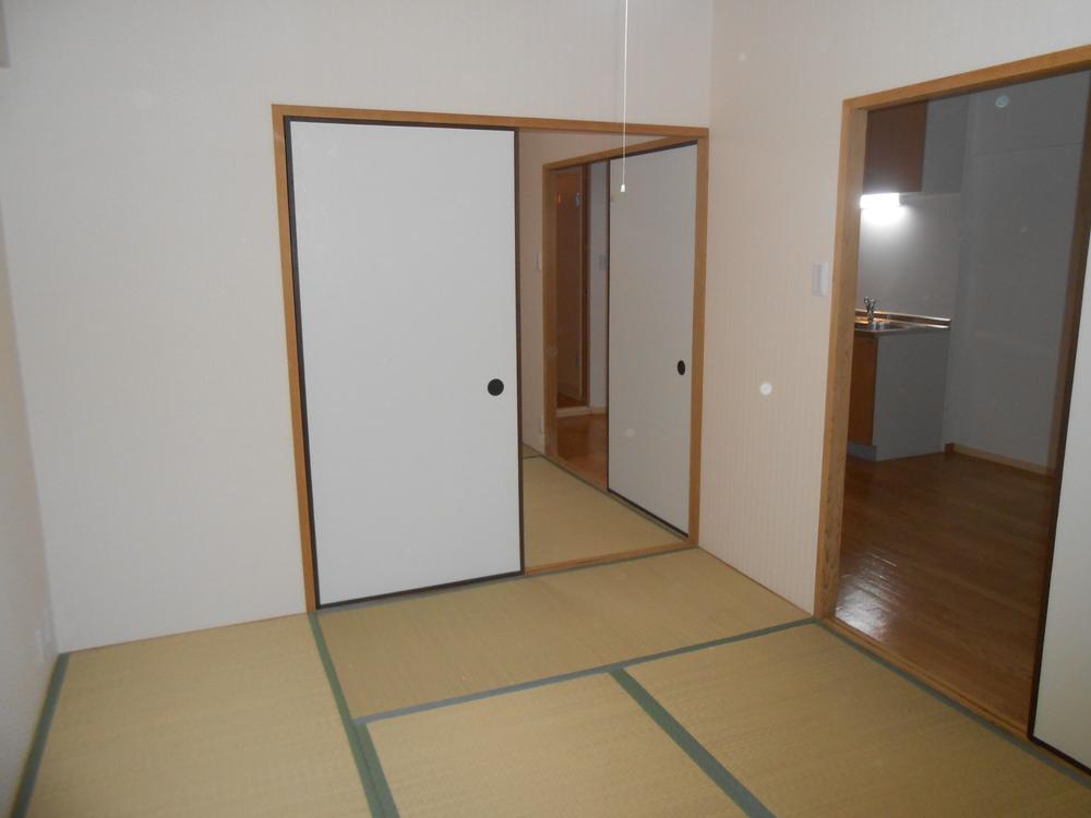 Non-living room. Good smell of tatami have filled in the room