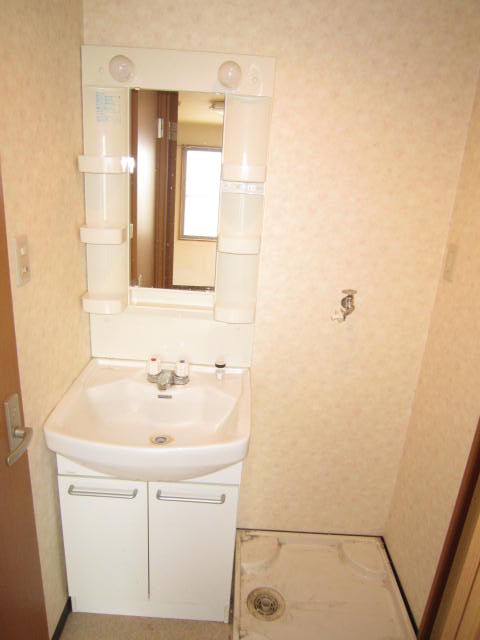 Washroom. Independent wash basin ・ Indoor laundry Area! ! 