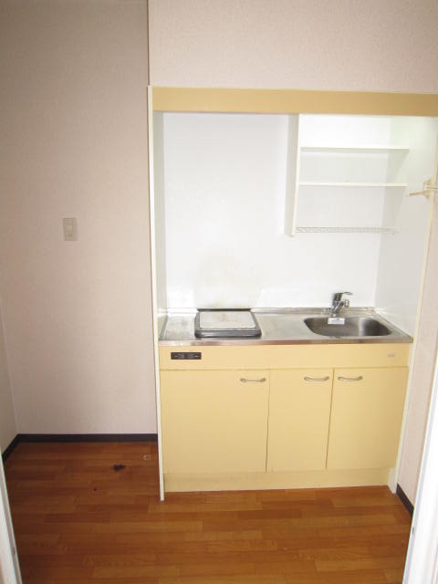 Kitchen. IH with cooker! ! Refrigerators yard space! ! 