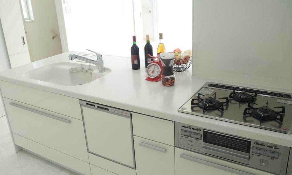 Other Equipment.  ■ Dishwasher ■ Glass top stove ■ Water filter ■ Range food ■ All slide cabinet  Completion