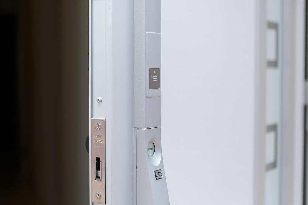 Entrance. Also entrance door is also compatible with electronic lock, If wearing the electronic key, Also buy play a role in when your hands are busy with shopping, which has been making that can be unlocked with a single button