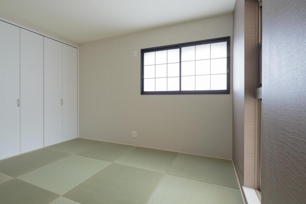 Non-living room. Here also is finely eyes of tatami which has become a Japanese-style room with Ryukyu tatami, Compared with ordinary tatami because it is made there is no frame also taste a little bit different atmosphere. "