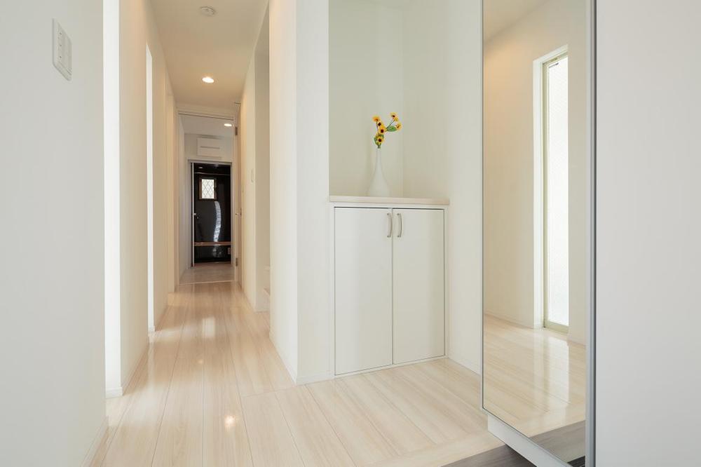 Entrance.  ■ Install the FIX window in the entrance hallway, And it finished the structure to capture the gentle light