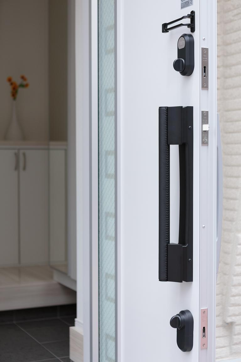 Security equipment.  ■ Anticrime measures ・ Thumb turn adopted