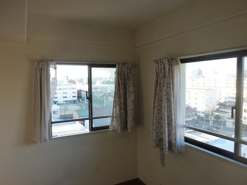 Other introspection. There is lighting in each room, There is no sense of stagnation. Also it has a well-balanced arrangement window.