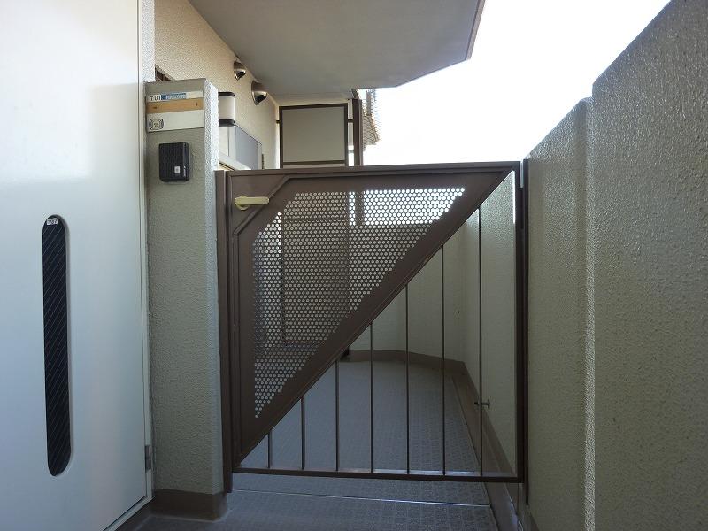 Other. There is no pass through a person other than the visitors with a porch of the front of the entrance only a corner room.