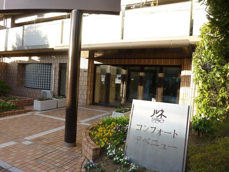 Local appearance photo. Mansion is the entrance. Is, of course, auto-lock. Distance in maintenance have been placed to your home after apartment arrival does not feel long.