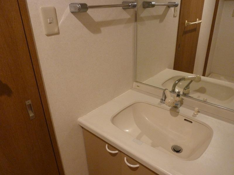 Wash basin, toilet. Avoid congestion during the morning of preparation in large washbasin ☆ Widely storage basin your honor, You can hold a lot of fixtures.