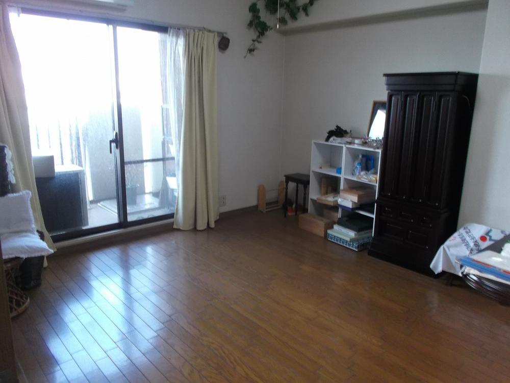 Living. Living the form may show outstanding spread. It is really bright.