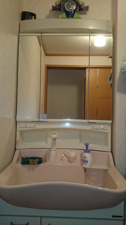 Wash basin, toilet. Three-sided mirror, Shower. 