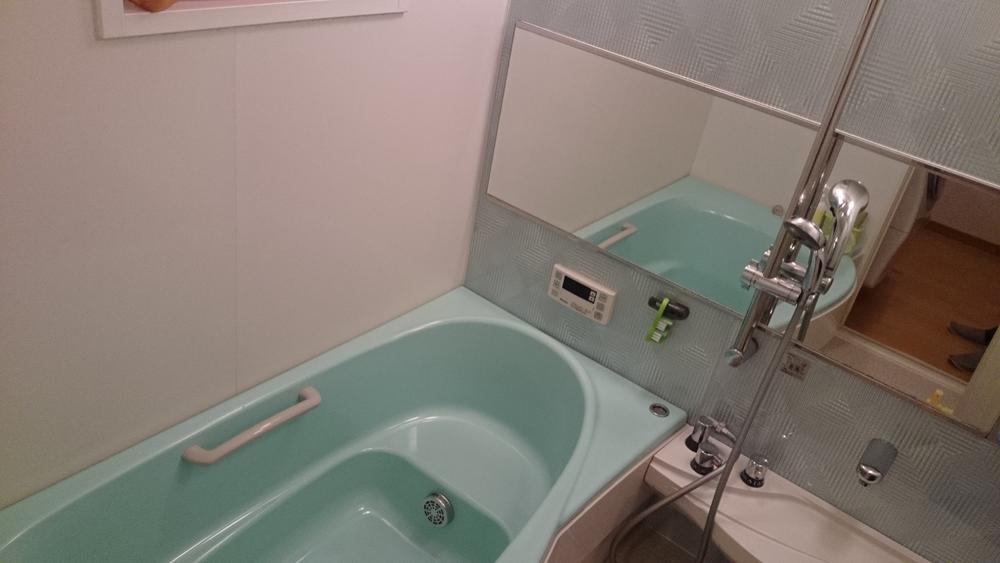 Bathroom. Barrier-free was also thought bathtub.  Here it is also very beautiful in the kitchen and the same color. 