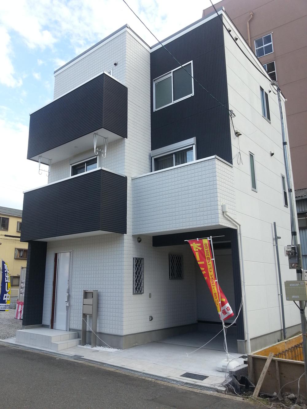 Local appearance photo. Local model house. Outer wall is adopted Asahi Kasei Power Board.