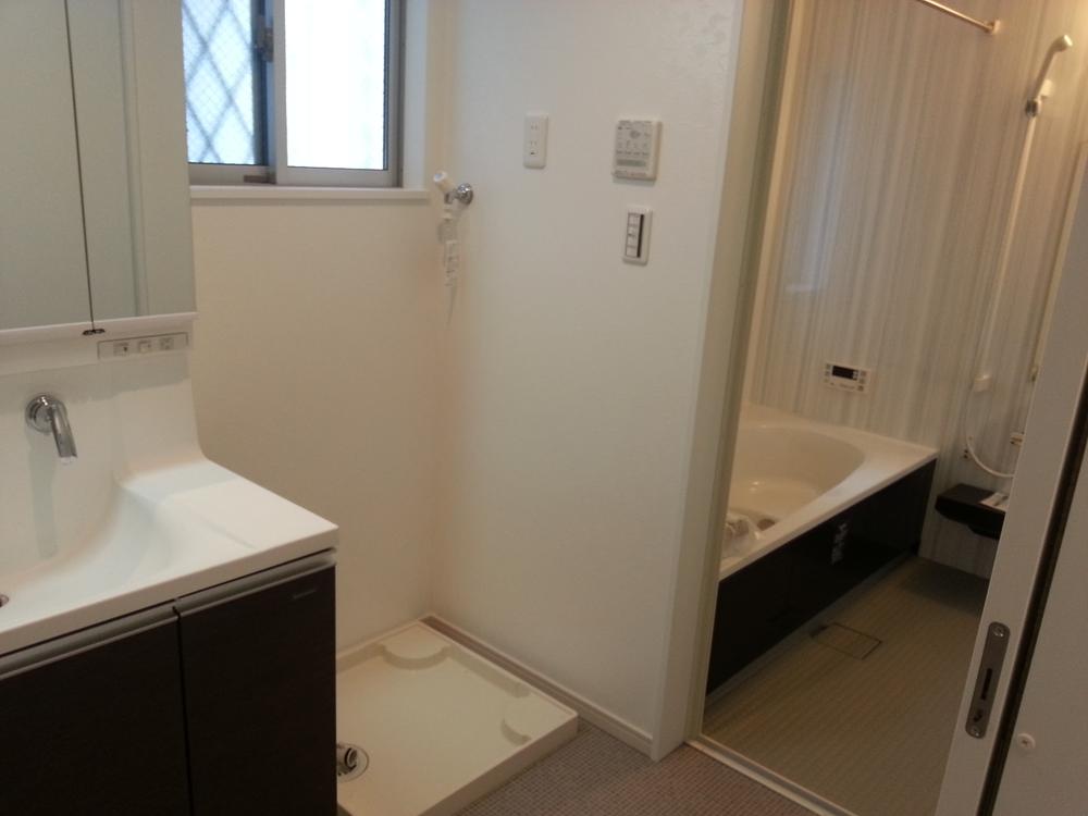 Bathroom. Washbasin with multi single lever shower, Abundant storage capacity in the three-sided mirror. Also under the floor housed there ". Bath, Pleasant space to put loose and adults. It is with dryer.
