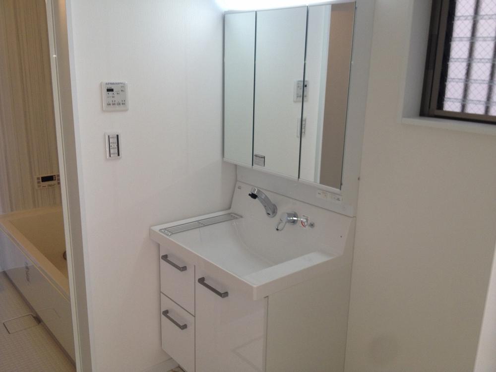 Wash basin, toilet. Underfloor storage in the washroom