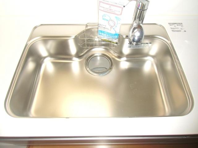 Kitchen. Faucet is an integrated water purifier