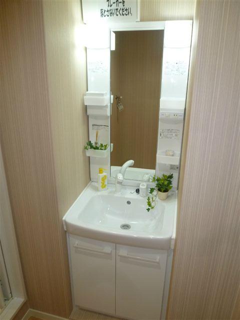 Wash basin, toilet. Indoor (10 May 2013) Shooting