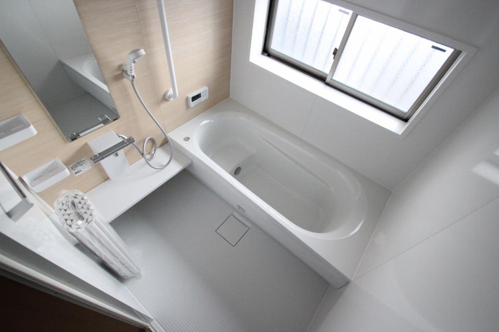 Bathroom. Please take a daily tired leisurely bath.