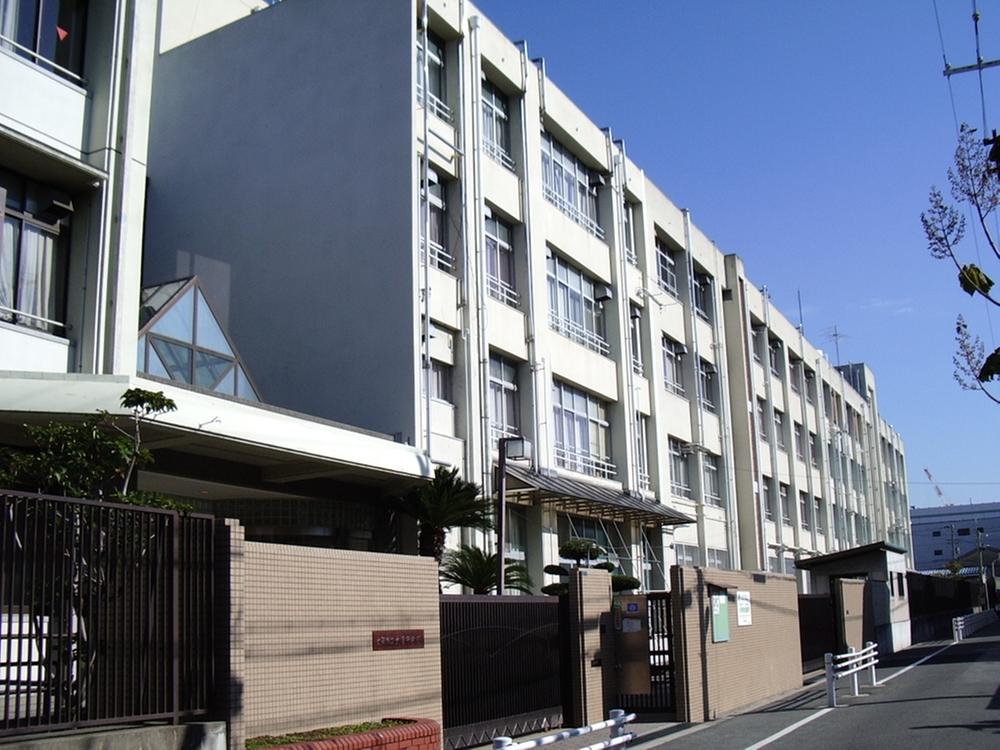 Junior high school. Osakashiritsudai 305m up to the temple junior high school