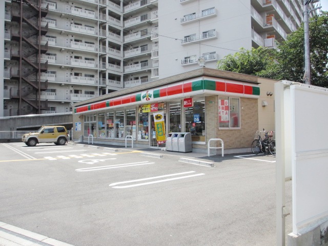 Convenience store. 553m until Thanksgiving Akagawa 2-chome (convenience store)